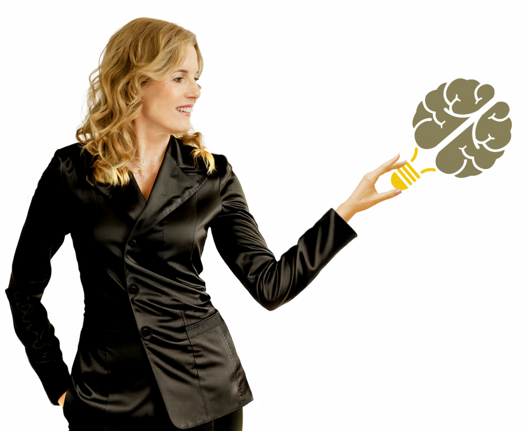 Ulrike Hostehradsky hält eine Glühbirne mit goldener Gehirnform als Symbol für neurokreatives Arbeiten im KREATIVSTUDIO München