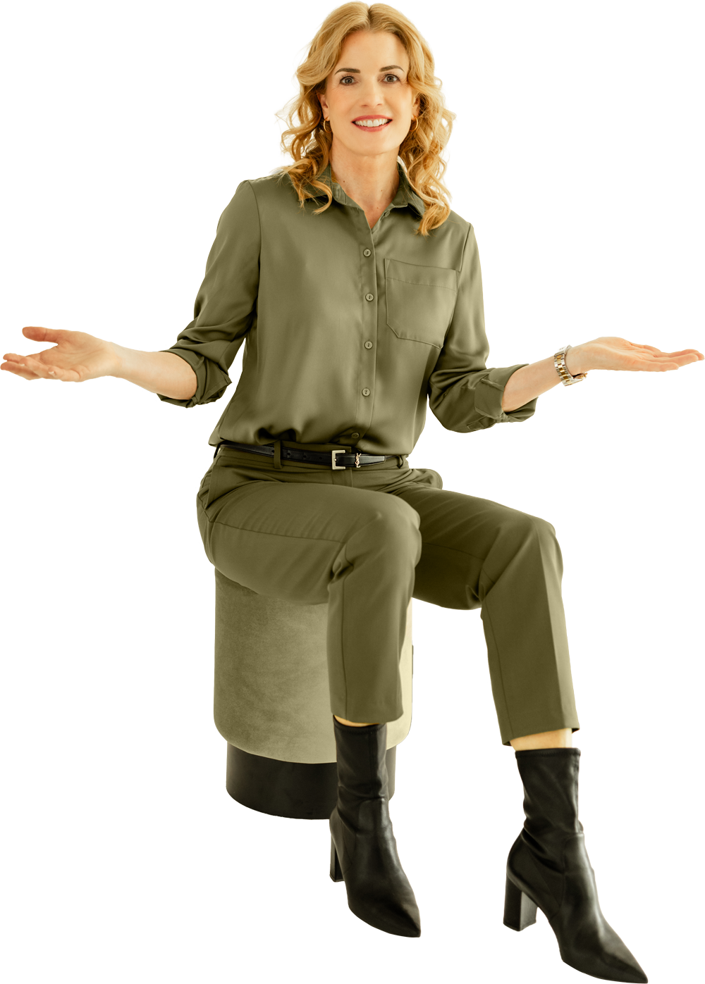 Ulrike Hostehradsky sitzt auf einem Hocker mit ausgebreiteten Armen im KREATIVSTUDIO München